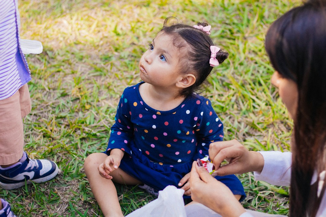 7 características del método montessori - La persona adulta observa y guía sin sustituir la acción del niño.
