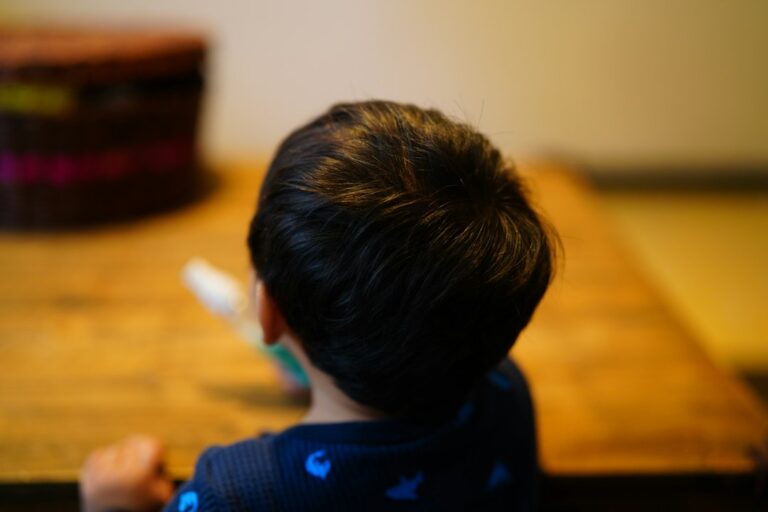 Una persona adulta limpia con suavidad el primer diente del bebé.
