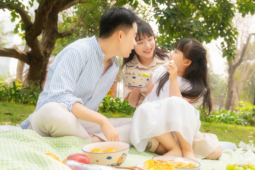 best picnic spots near me - La sombra y el espacio visible facilitan un picnic tranquilo con pequeños.