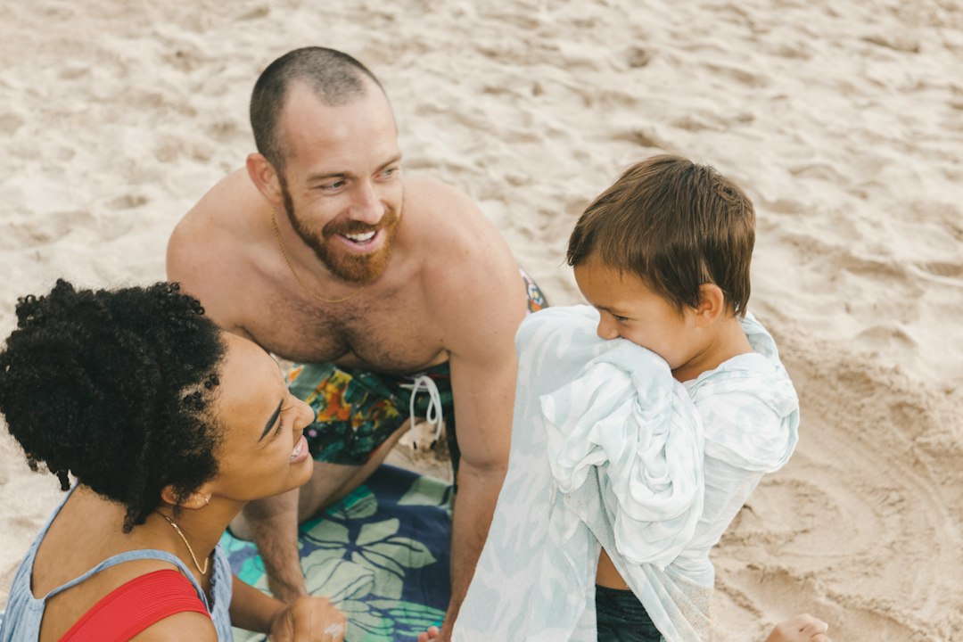 best picnic spots near me - Una playa familiar necesita sombra, distancia del agua y servicios cercanos.