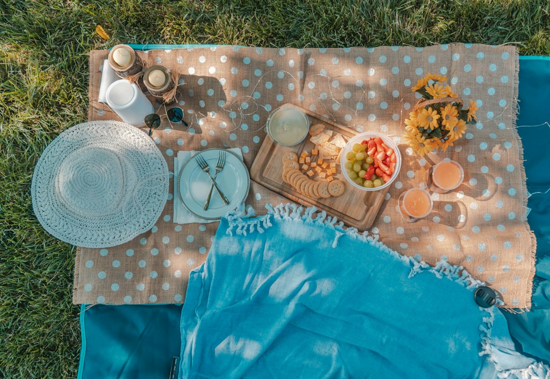 sitios para comer al aire libre - Un picnic cercano permite disfrutar del entorno sin convertir la salida en una carrera.