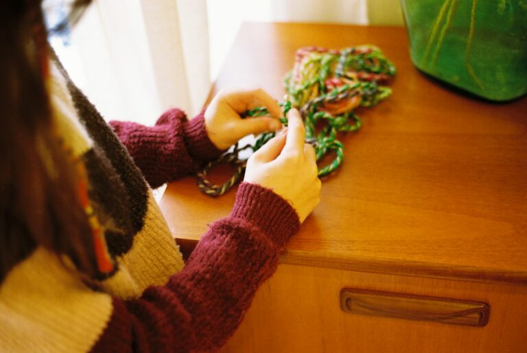 Un niño de 10 años planifica una manualidad con materiales sencillos.