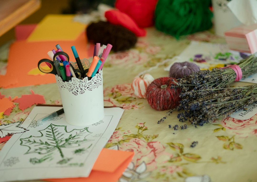 actividades creativas - Una mesa preparada facilita la autonomía durante el trabajo manual.