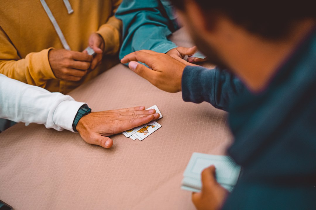 Adolescentes colaborando en un reto de aprendizaje en casa.