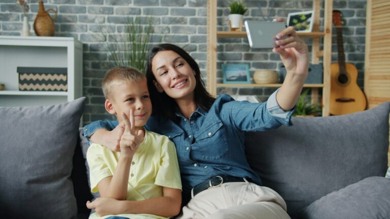 Una familia revisa la comunicación del colegio con calma.