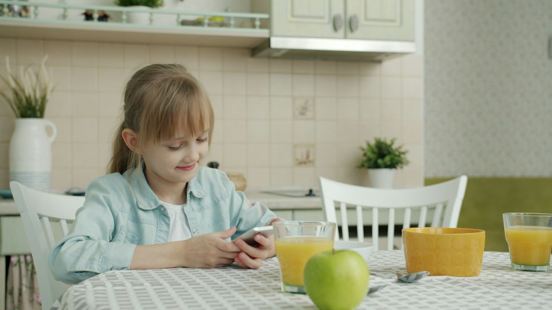 clickedu montessori - Los avisos escolares se pueden revisar dentro de una rutina familiar breve.