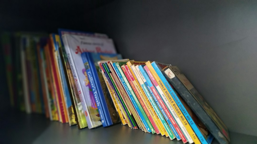 cuento corto para dormir - Una estantería accesible permite que el niño elija su libro.