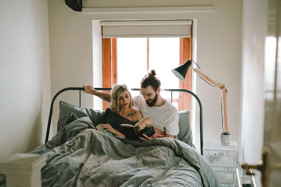 Una pareja comparte una historia tranquila antes de dormir.