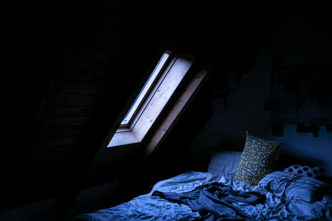 cuentos cortos para dormir a mi novia - La luz de la luna crea el ambiente sereno de un cuento nocturno.
