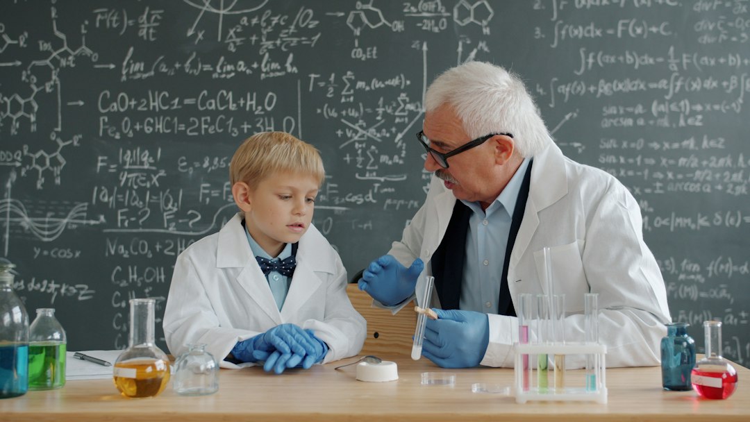 was ist montessori - La guía observa y acompaña sin interrumpir la concentración.