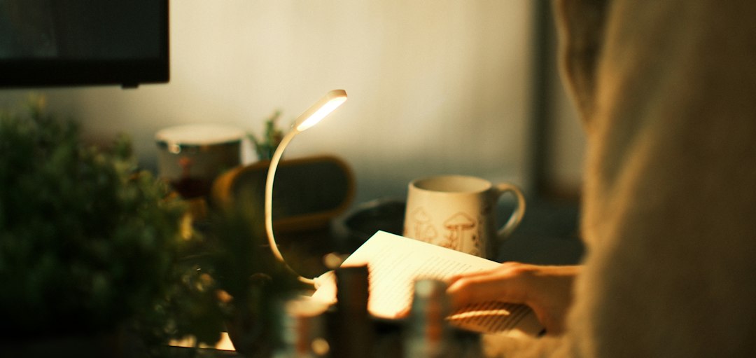 cuentos cortos para dormir adultos - La luz tenue y el móvil lejos ayudan a crear una rutina nocturna.