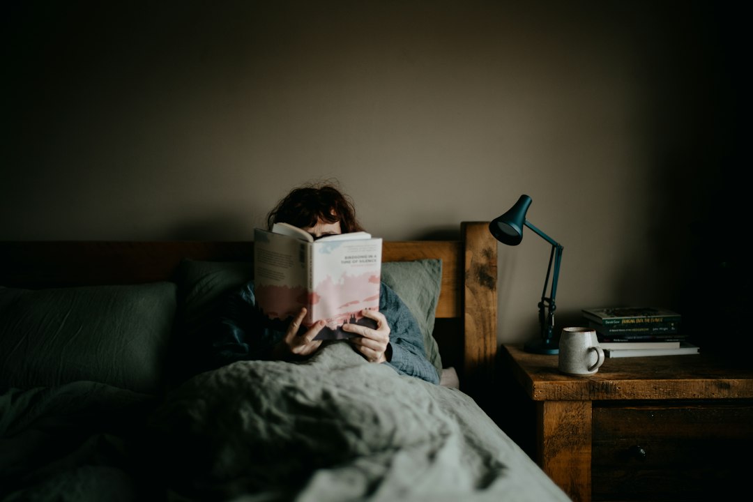 historias para relajarse - El adulto también modela hábitos de calma y autocuidado en casa.