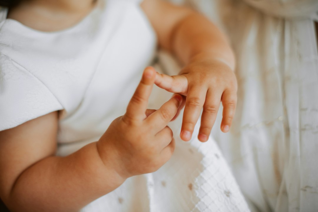 actividades sensoriales para bebes - El bebé explora una tela suave con sus manos.