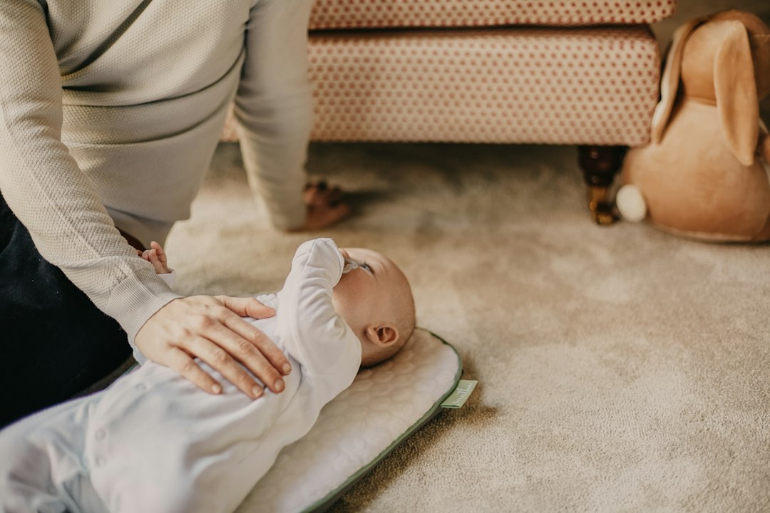 actividades sensoriales para bebes - El tiempo boca abajo favorece el movimiento y la exploración visual.