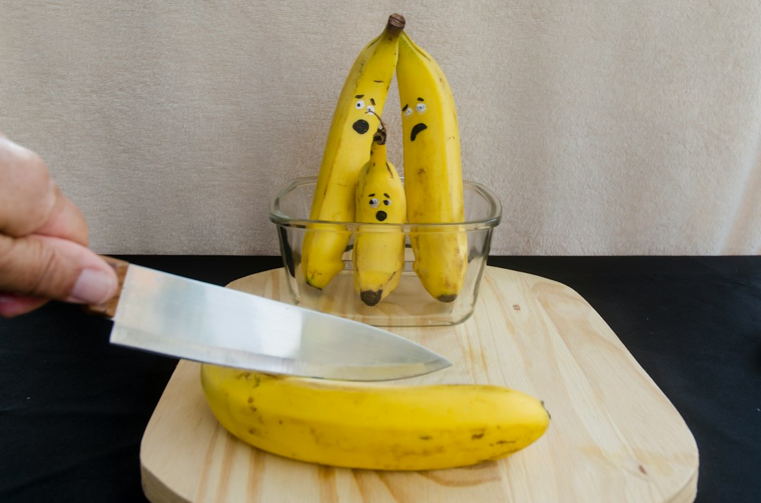 montessori fine motor activities - Preparar una merienda convierte la motricidad fina en una tarea real.