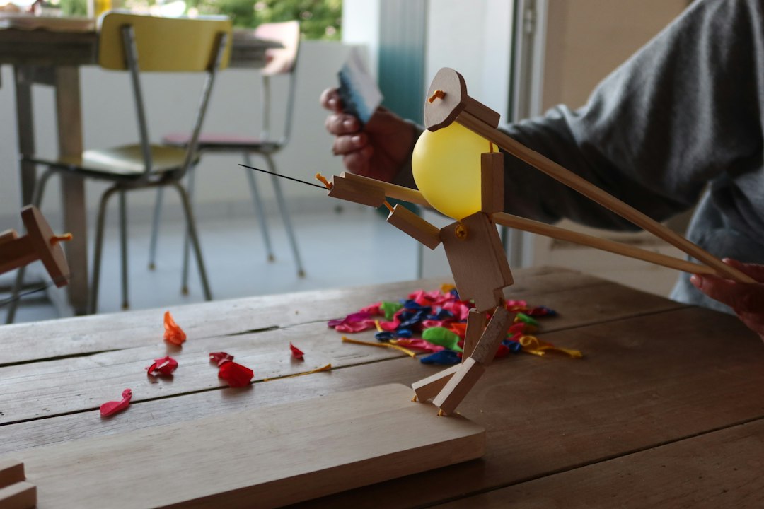 actividades Montessori de motricidad fina - Las pinzas ofrecen un reto gradual para los dedos y la concentración.