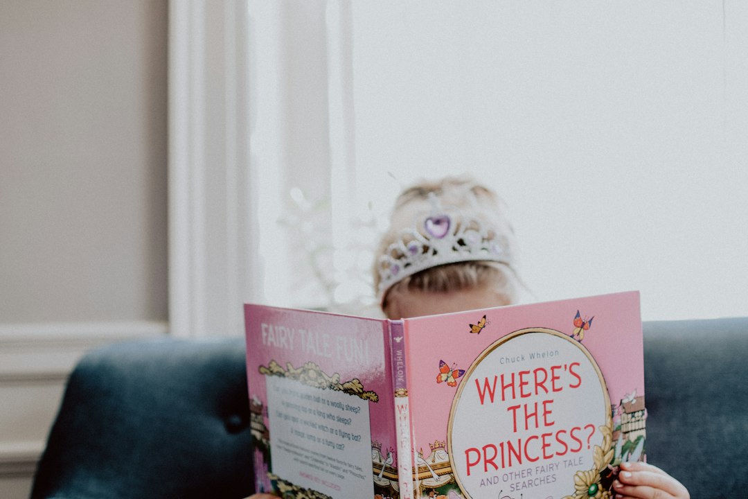 cuentos cortos para dormir de princesas - La luz suave y una historia breve favorecen una rutina predecible.