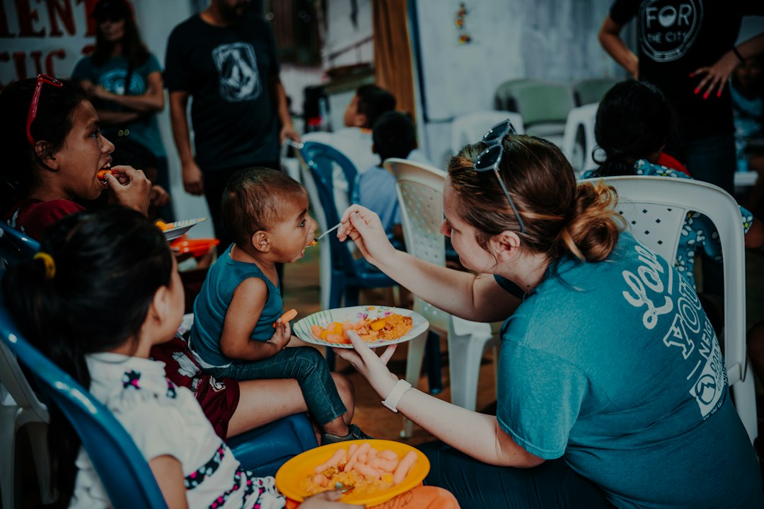 alimentación bebe 4 meses - Los primeros alimentos se ofrecen sin prisa y respetando las señales del bebé.