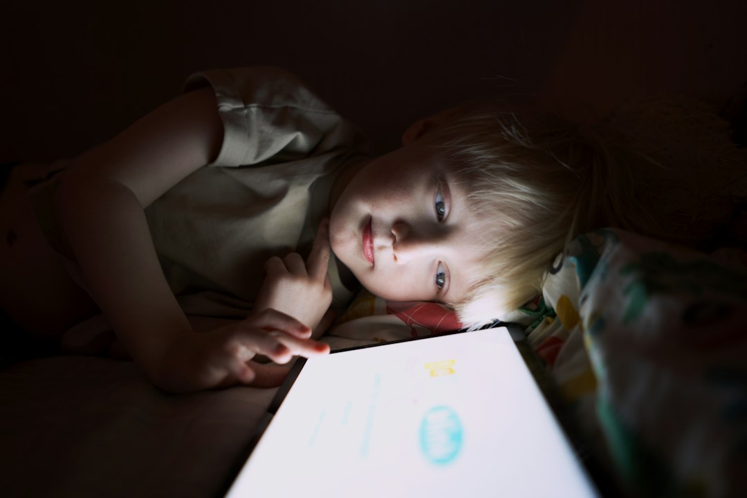 cuentos infantiles cortos - Una luz suave y un orden estable ayudan a cerrar el día.