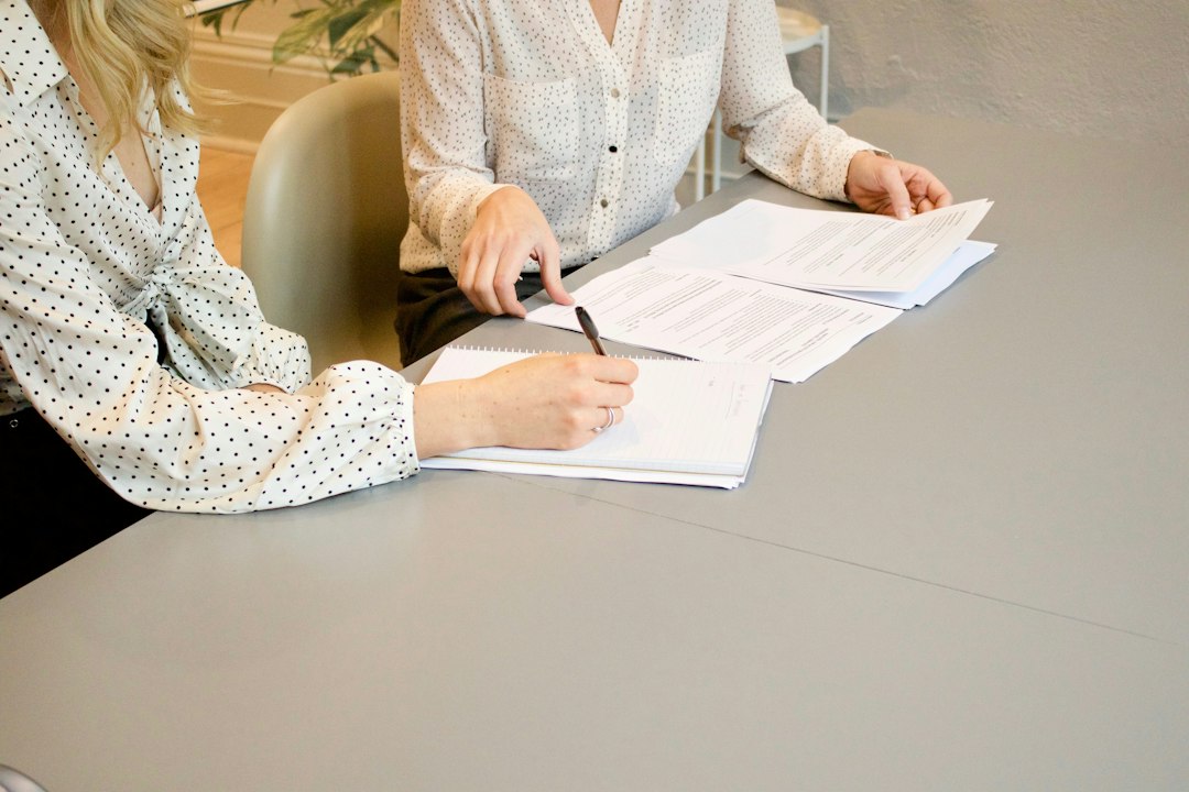 guarderia dga - Una madre revisa horarios, cuotas y documentos de matrícula.
