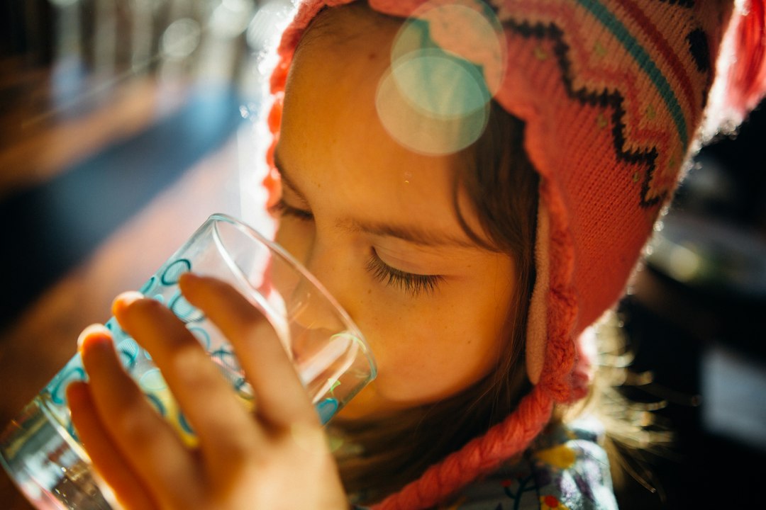 dientes de leche torcidos - Beber en vaso abierto ayuda a dejar antes el biberón nocturno.