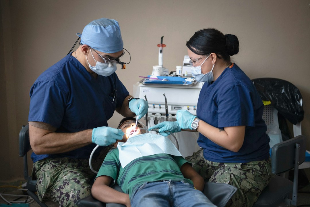 dientes chuecos en bebés - La primera visita al odontopediatra, antes del primer cumpleaños.
