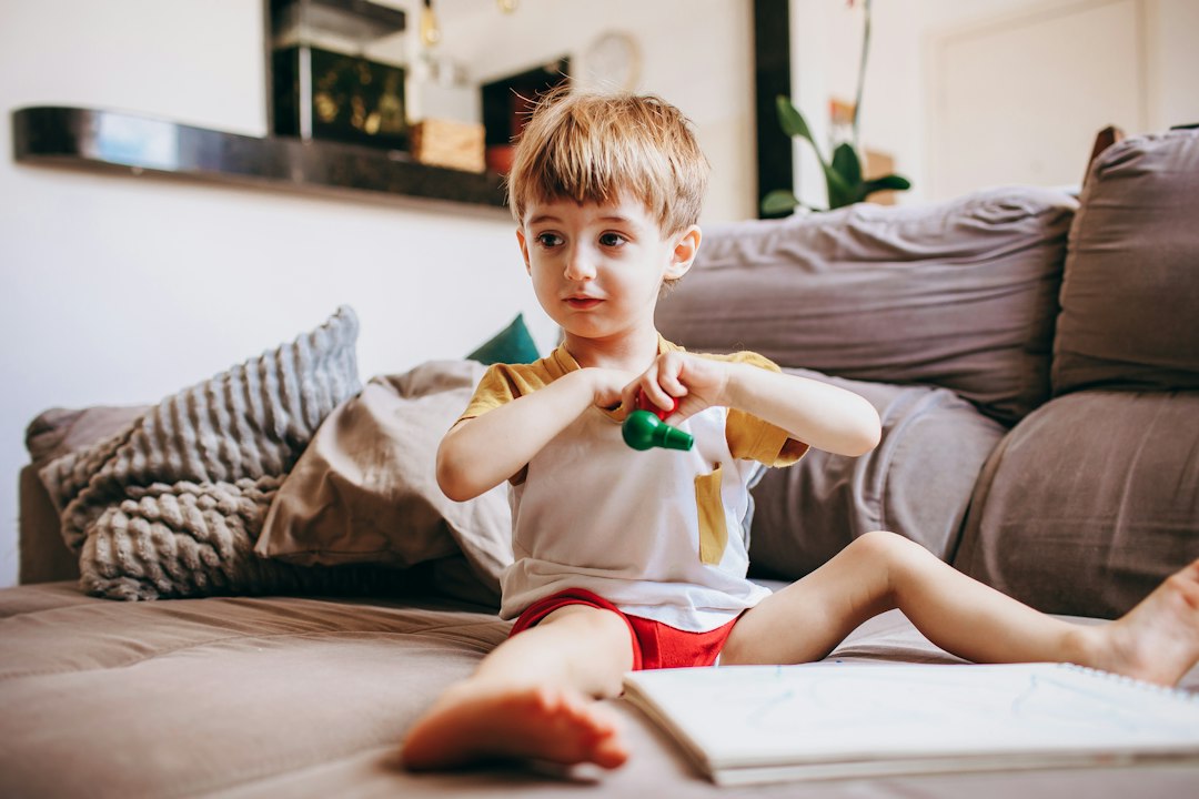 tareas para niños de 5 años - Trazar letras en sémola prepara la mano antes del lápiz