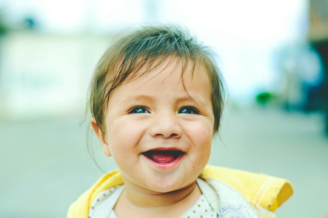 cepillado de dientes del bebé - De 1 a 2 años, el adulto cepilla y el niño participa.
