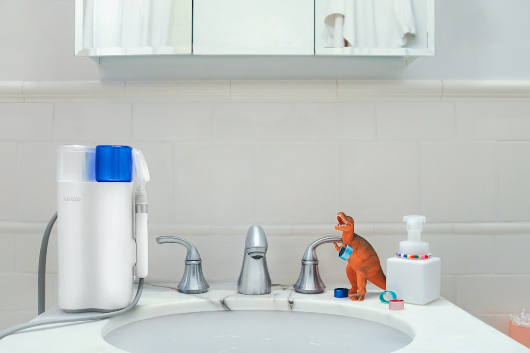 cepillar los dientes al bebé - Una banqueta y un espejo a su altura convierten el cepillado en vida práctica.