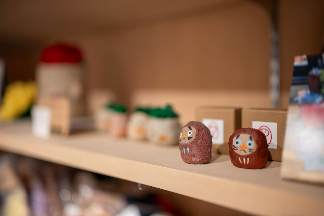 Una estantería baja con pocos materiales Montessori, ordenados y a la vista del niño