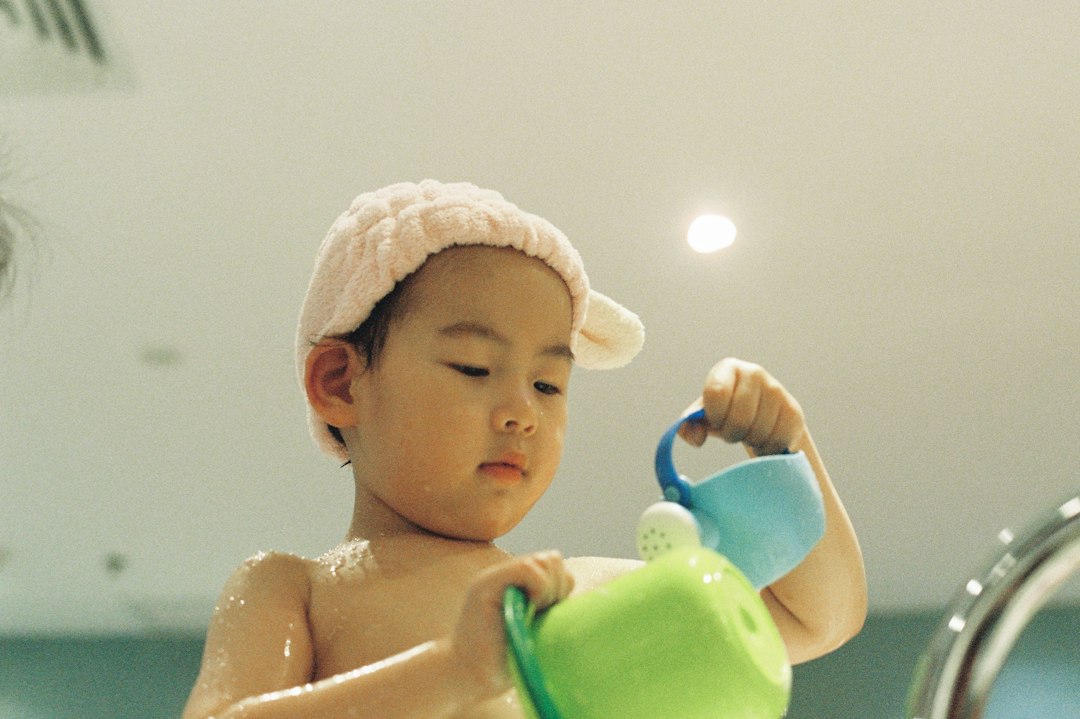 materiales Montessori 0-3 - Verter agua con una jarrita: vida práctica a partir de los 18 meses