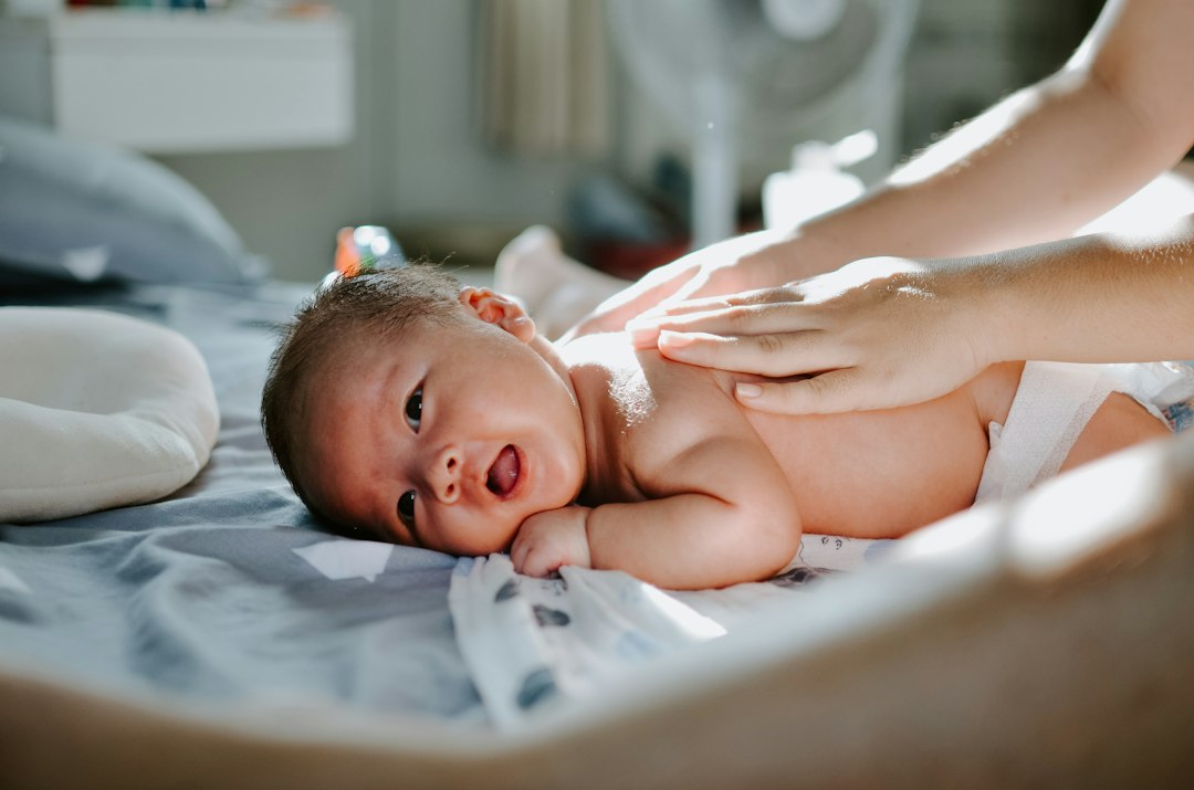 babymassage zu hause - Babymassage zu Hause: Anleitung nach Alter, Öl und Ablauf | MONTESSORI Sotogrande