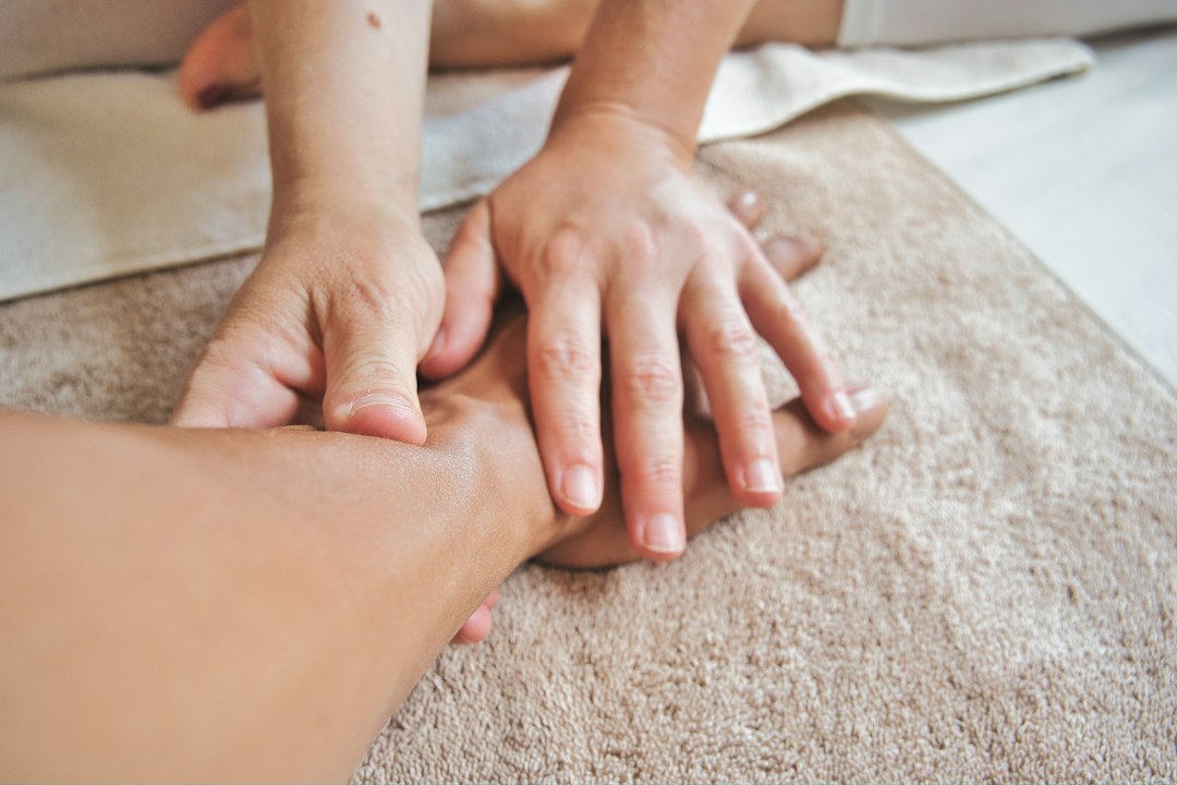 masaje infantil - Empezar por los pies es la forma menos invasiva de iniciar el masaje.