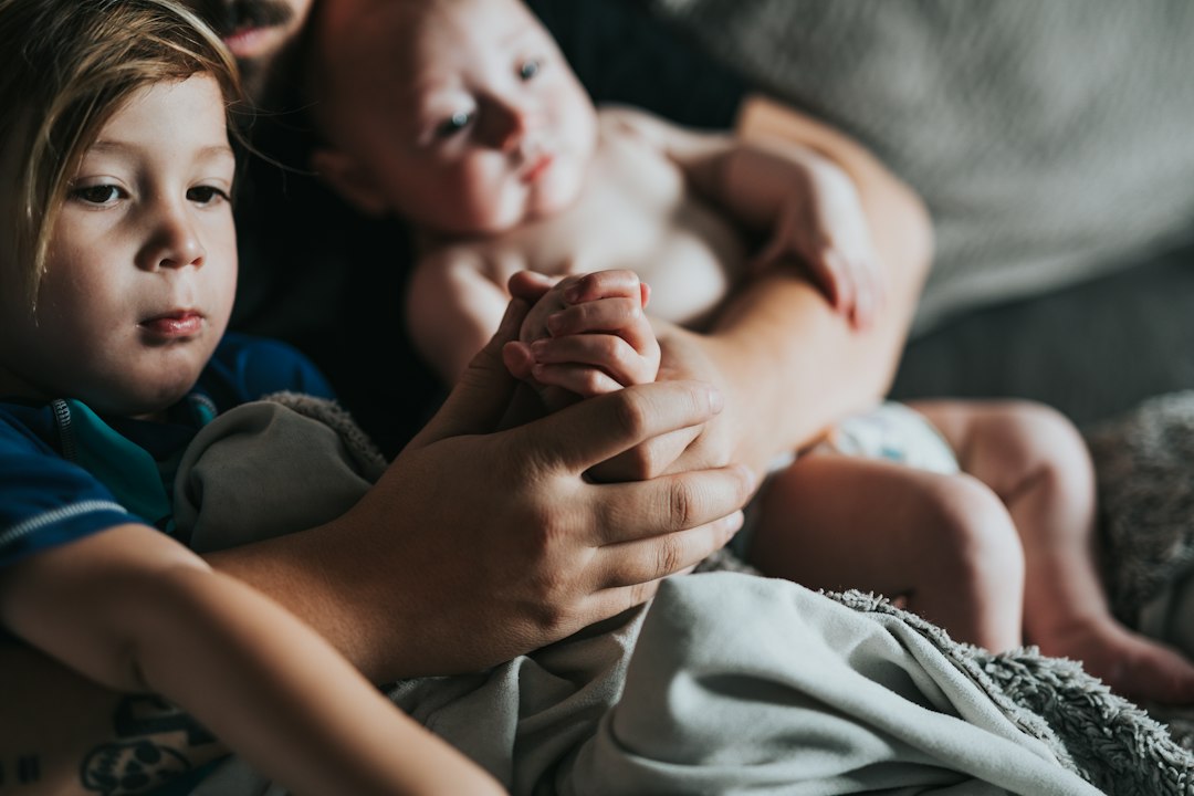 masaje al bebé - A partir de los 6 años, los niños aprenden a darse automasaje o a ofrecerlo a un hermano.
