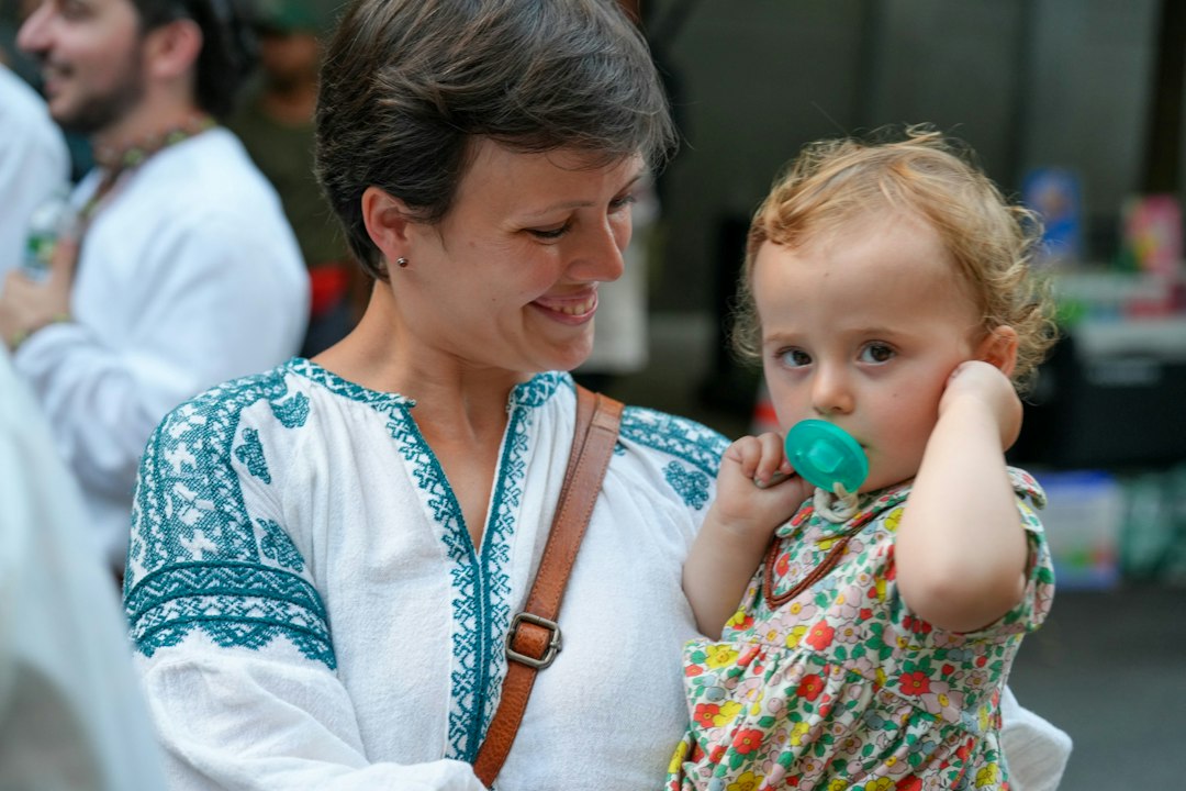 tipos de apego emocional - Un niño explora más lejos cuanto más seguro está de poder volver.