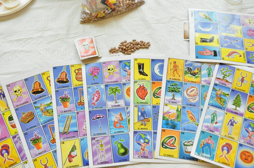 materiales montessori lectoescritura - Materiales de lenguaje Montessori organizados en estanterías bajas.