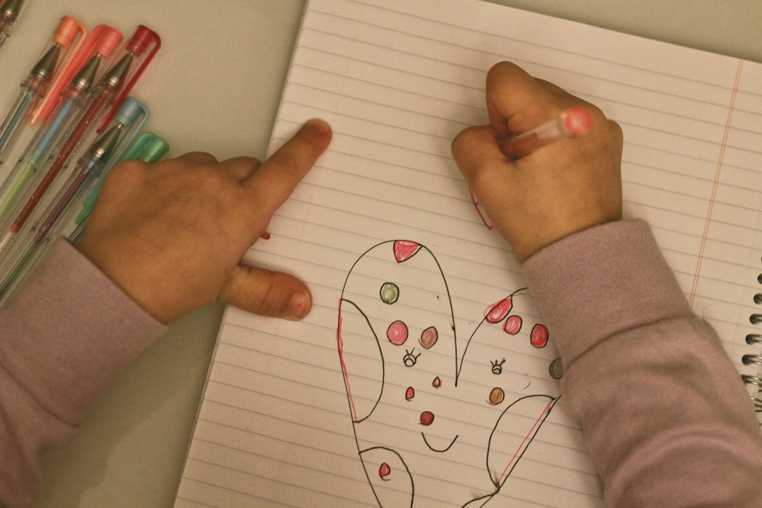 materiales montessori lectoescritura - Manos pequeñas trazando una letra de lija siguiendo su textura.