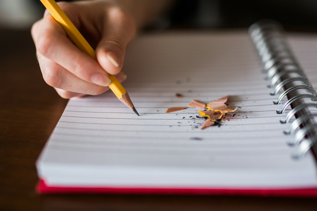 materiales de lenguaje Montessori - La escritura llega cuando el trazo ya está en la mano.