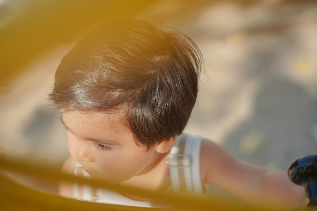 cesta montessori - Un bebé explora a su ritmo, sin juguetes electrónicos de por medio.