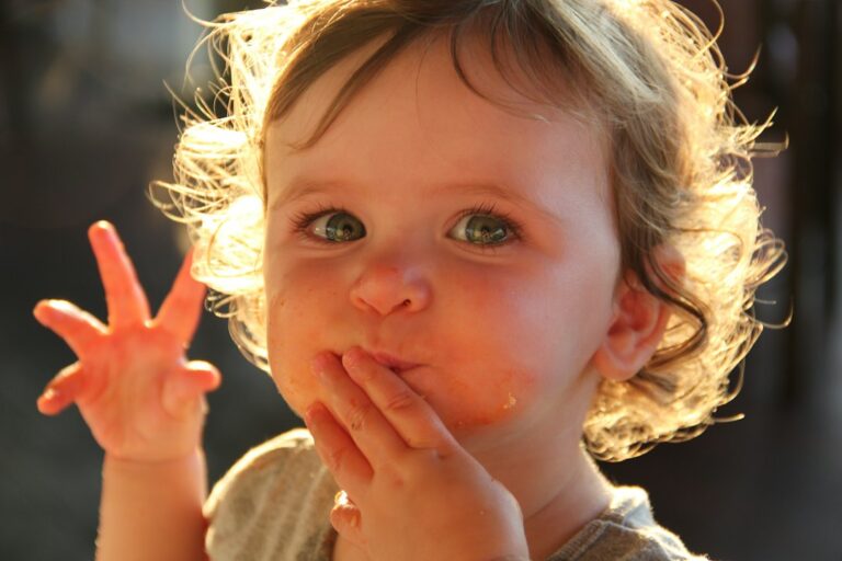 A los 12 meses el bebé explora la comida antes de comerla, y eso también es parte del proceso.