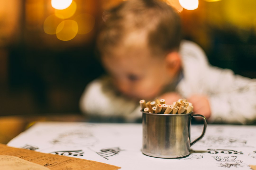 mi hijo de 1 año no quiere comer - Ofrecer trozos blandos y manejables ayuda al niño a comer solo y a entrenar la masticación.