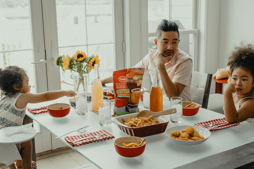bebé de un año que rechaza la comida - Comer en familia, sin pantallas ni presión, es el mejor modelo para un bebé de un año.