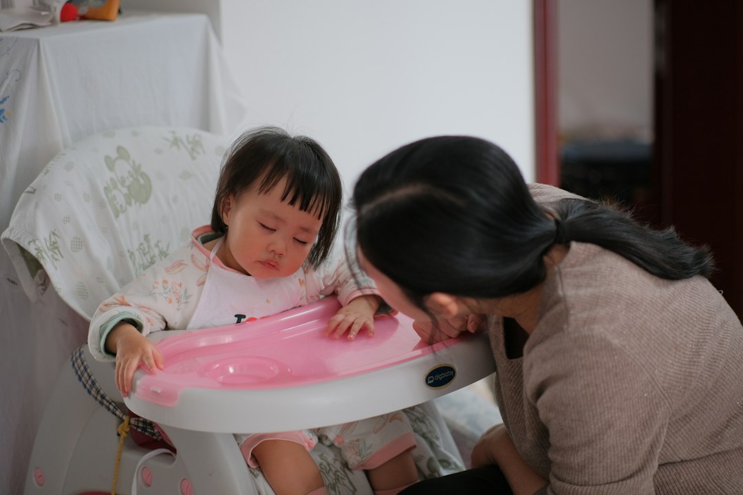 menú para bebés de 6 meses - Comer acompañado enseña más que cualquier tabla.