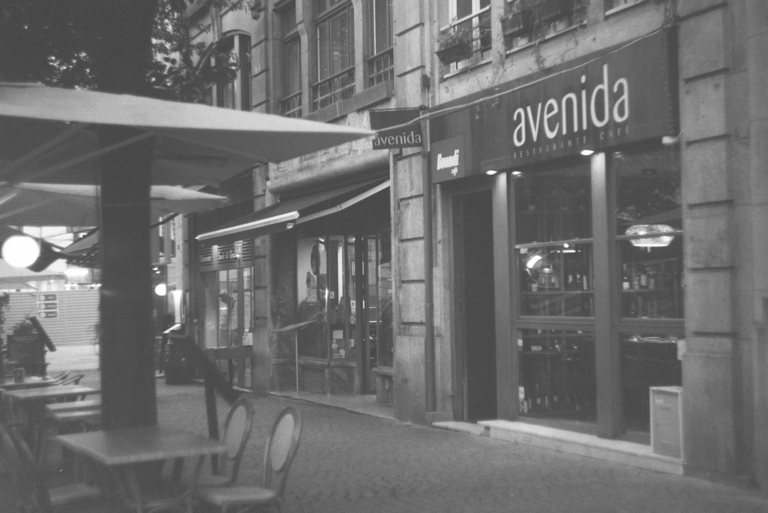 apego ansioso - En el aula, los materiales a su alcance invitan a la exploración sin depender del adulto.