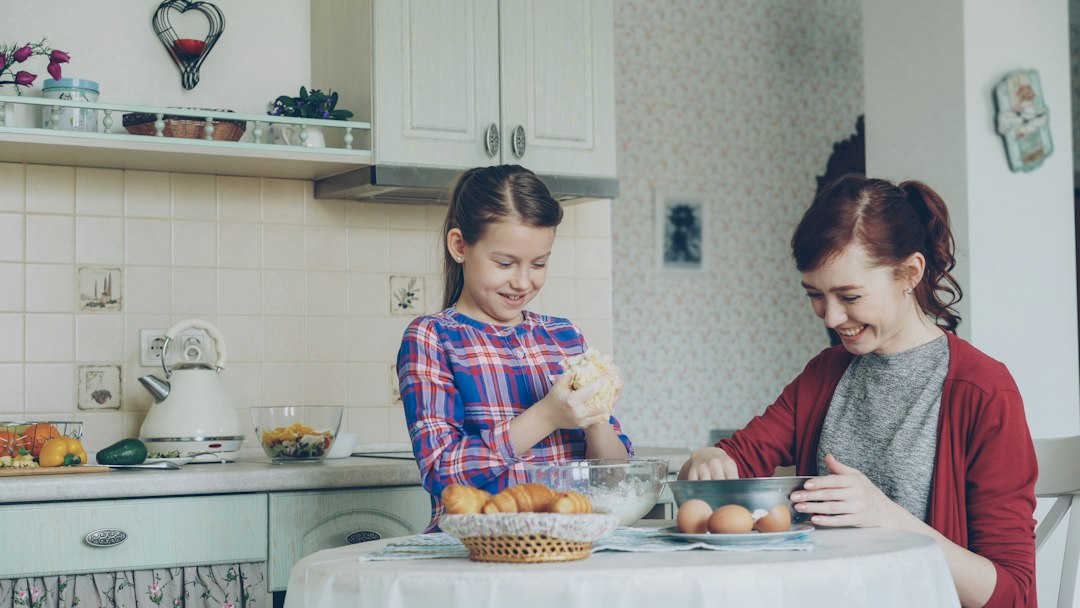 actividades con niños - Cocinar juntos es una actividad de vida práctica que engancha de los 3 a los 10 años.
