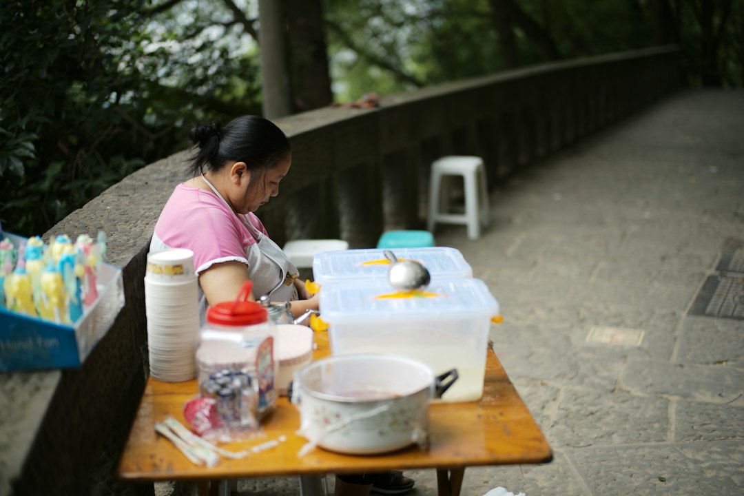 actividades para niños - Transferir agua con esponja concentra a un niño de 2 años durante minutos valiosos.
