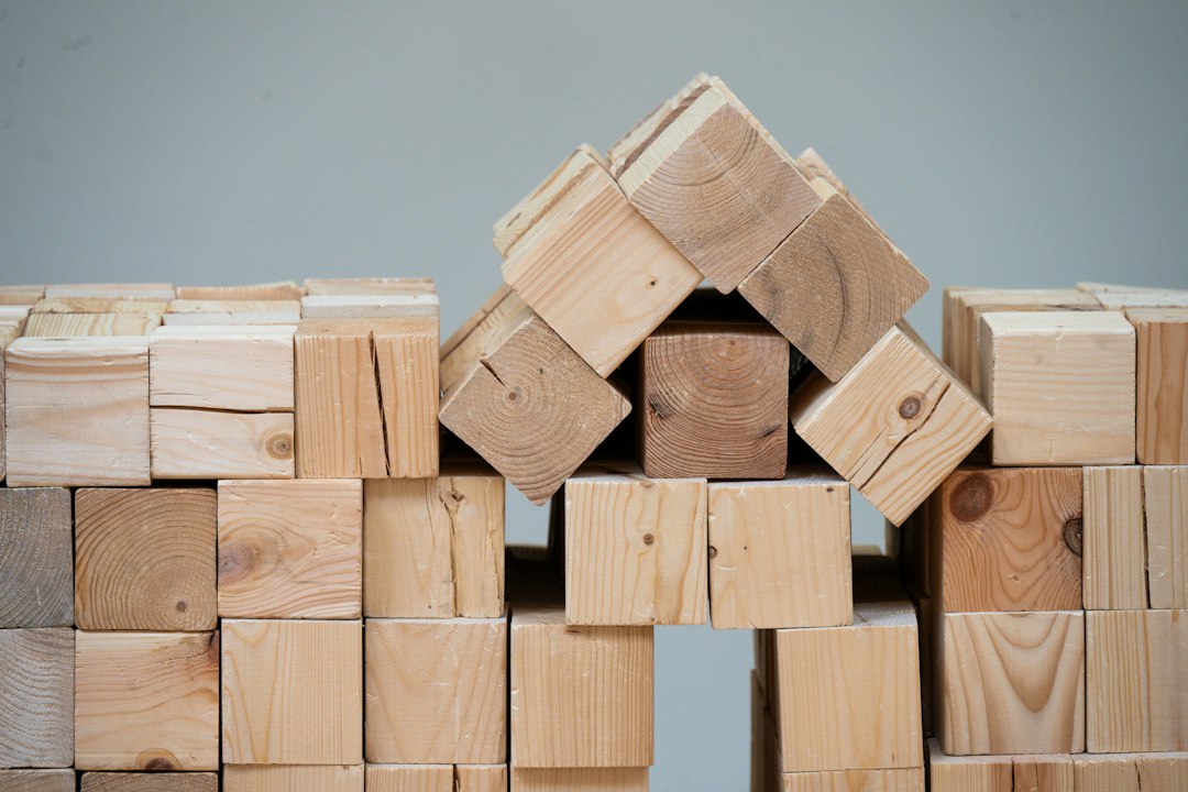 planes con niños - Construir con piezas de madera abre proyectos que duran tardes enteras.