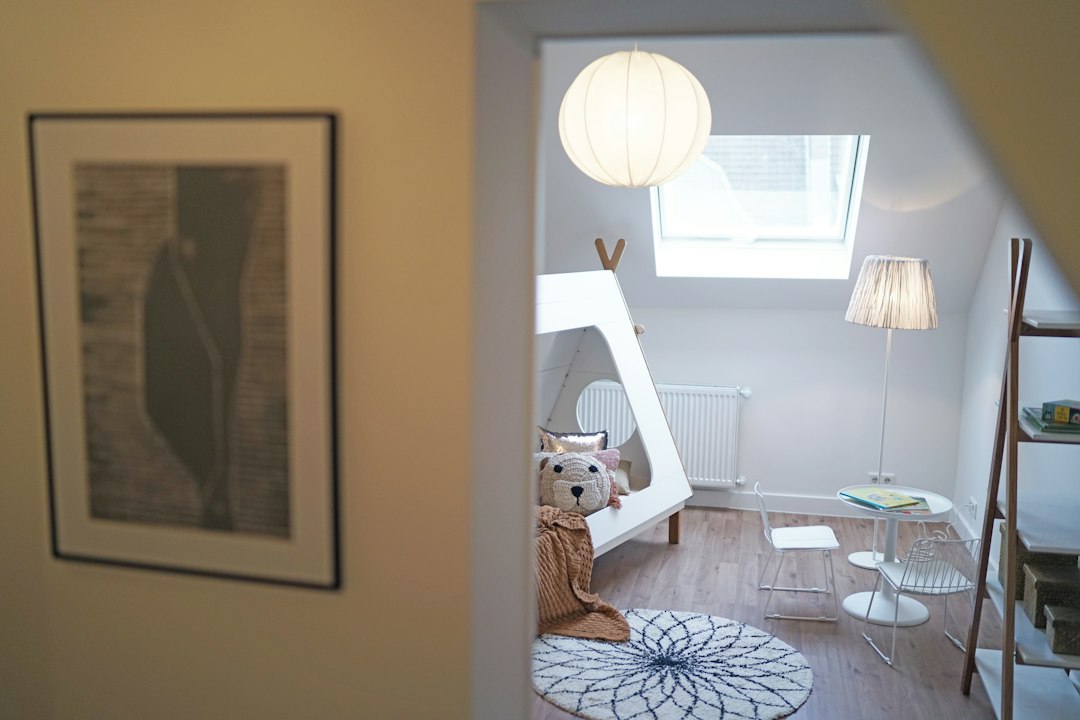 Dormitorio infantil con cama baja y luz natural, base de una habitación Montessori.