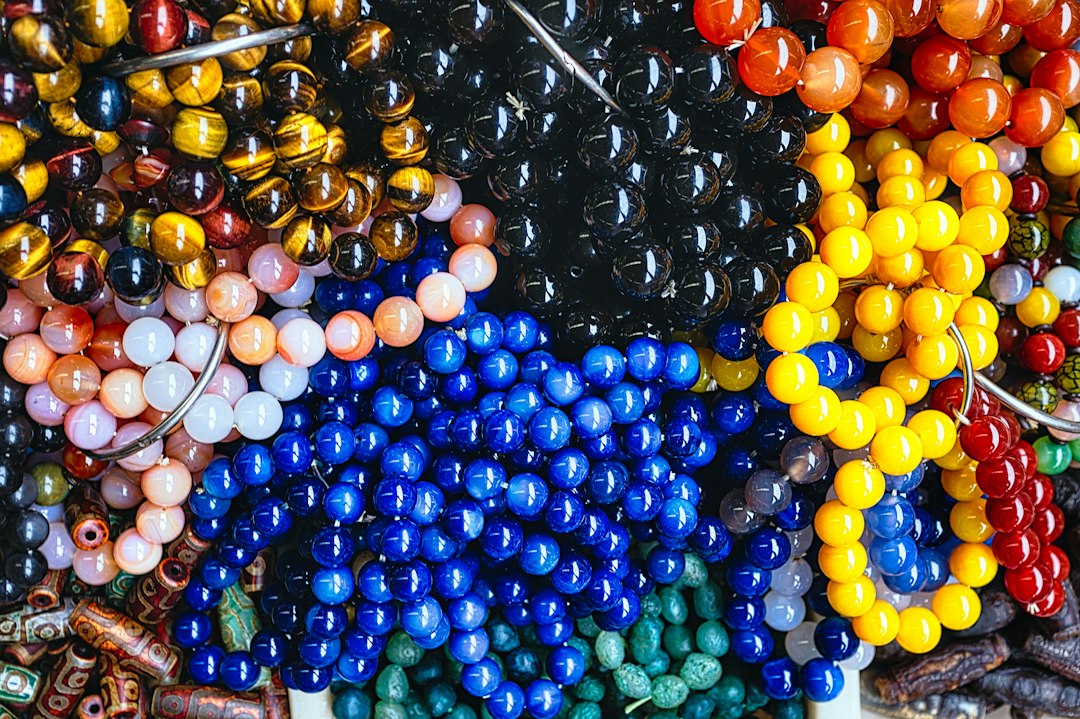 Las perlas de colores convierten la cantidad en algo que se toca.