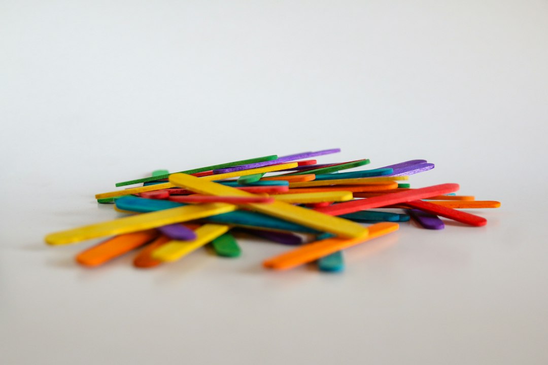 montessori math materials - A los tres años, contar con las manos prepara el terreno para el cálculo.